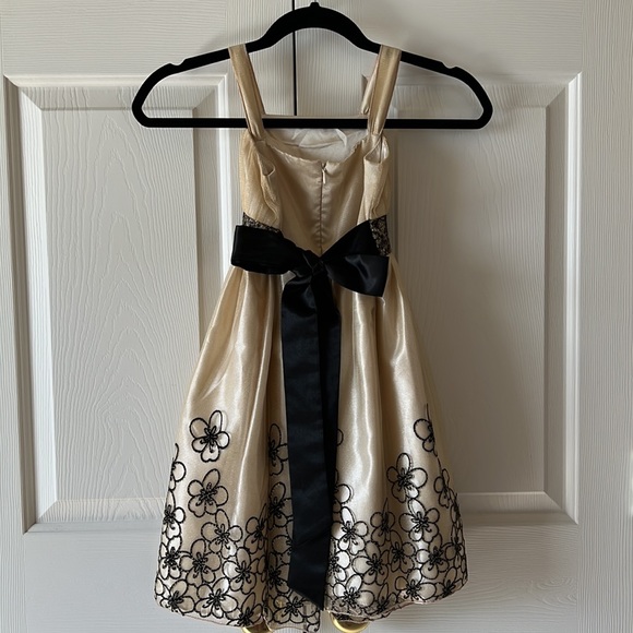 Sparkly Golden Child’s Dress - Picture 4 of 5